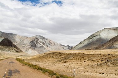 Pamir otoyolu. Marco Polo ipek yolu. Gorno Badakhsan ili, Tacikistan. Orta Asya Pamir Anayolu Kırgızistan 'dan Murghab' a Wakhan Vadisi 'nden Khorog' a oradan da Dushanbe 'ye gider..