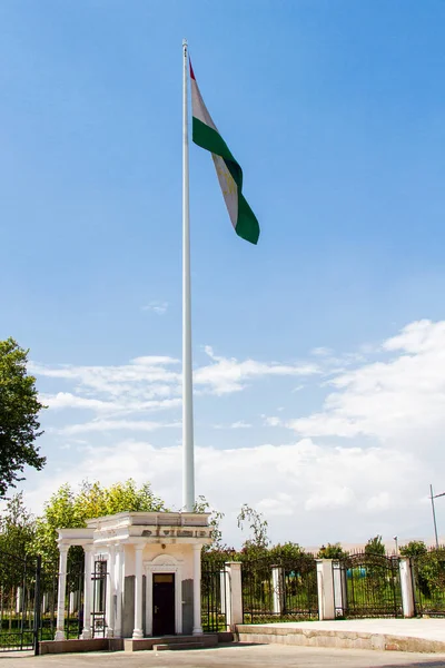 Tadschikistan Flagge Auf Der Klammer Und Stadtbild Landschaft Duschanbe Tadschikistan — Stockfoto