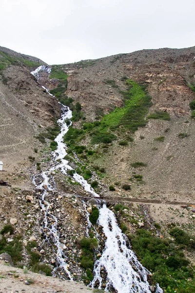 パンジ川 Amu Darya パンジ川 Amu Darya の隣にあるワカン回廊のパミール高速道路の隣にある マルコ ポーロ絹の道 中央アジアタジキスタンのゴルノ — ストック写真