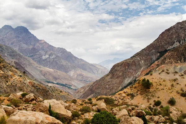 Fan Dağları 'ndaki tepe manzarası. Pamir. Tacikistan. Orta Asya.