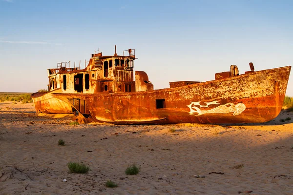 Rustieke Boten Een Scheepsbegraafplaats Een Woestijn Rond Moynaq Muynak Moynoq — Stockfoto