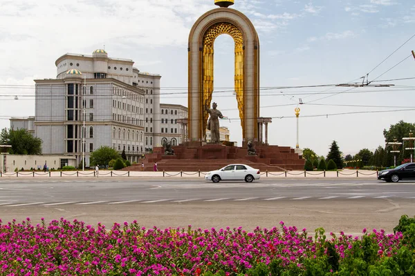 Ismoil Somoni Monument Agosto 2015 Dushanbe Tayikistán Escultura Hecha Metal —  Fotos de Stock