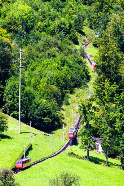 Schweiziska Alpina Kugghjulståg Klättrar Upp Till Pilatus Berg Nära Lucerne — Stockfoto