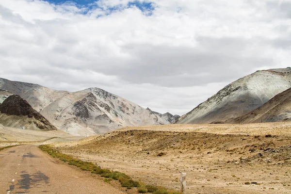 Pamir otoyolu. Marco Polo ipek yolu. Gorno Badakhsan ili, Tacikistan. Orta Asya Pamir Anayolu Kırgızistan 'dan Murghab' a Wakhan Vadisi 'nden Khorog' a oradan da Dushanbe 'ye gider..