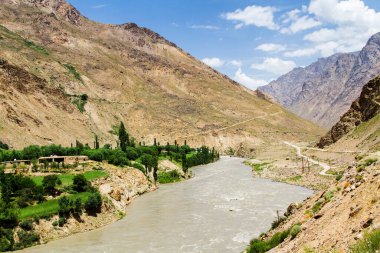 Panj nehrinin (Amu Darya) yanındaki Wakhan Coridor 'da Pamir otoyolu. Marco Polo ipek yolu. Gorno Badakhsan ili, Tacikistan, Orta Asya