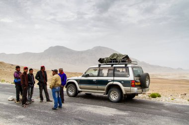 PAMIR, TAJIKISTAN - 20 Temmuz 2015: Tacikistan, Orta Asya 'da Pamir ve Wakhan gezisi. Pamir Tacikistan 'ın güneyinde vahşi ve tenha bir dağlık bölgedir. Afganistan sınırında..