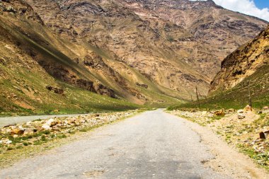 Panj nehrinin (Amu Darya) yanındaki Wakhan Coridor 'da Pamir otoyolu. Marco Polo ipek yolu. Gorno Badakhsan ili, Tacikistan, Orta Asya