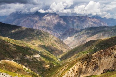 Fan Dağları 'ndaki tepe manzarası. Pamir. Tacikistan. Orta Asya.