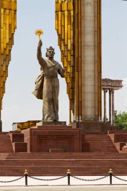 Ismoil Somoni Anıtı. 15 Ağustos 2015, Dushanbe, Tacikistan. Renkli metalden heykel, 13 metre yüksekliğinde Somoni 'nin ellerinde armalar, ve kafasında altın yapraklı bir taç.