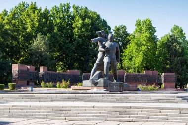 TASHKENT, UZBEKISTAN - 12 Ağustos 2015: 1966 yılında Özbekistan 'ın başkenti Taşkent' te meydana gelen depremi anan heykel