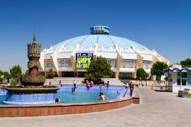 TASHENT, UZBEKISTAN - 5 Ağustos 2015 tarihinde Özbekistan Cumhuriyeti 'nin başkenti Taşkent' te mavi kubbeli bir sirk.