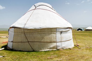 Yurt Kırgızistan 'daki Song Kol Gölü' nde. Orta Asya