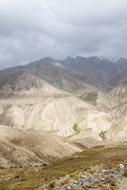 Pamir otoyolu. Marco Polo ipek yolu. Gorno Badakhsan ili, Tacikistan. Orta Asya Pamir Anayolu Kırgızistan 'dan Murghab' a Wakhan Vadisi 'nden Khorog' a oradan da Dushanbe 'ye gider..