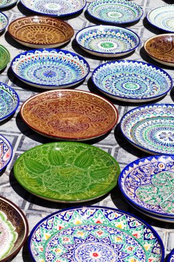 Özbekistan, Orta Asya 'da geleneksel Özbek Tabakları ve yemekleri. İpek Yolu kırsalında. Geleneksel Özbekistan süslemeli tabaklar. Buhara, Khiva, Semerkant gibi turistik yerlerde yaygın olarak satılıyor.