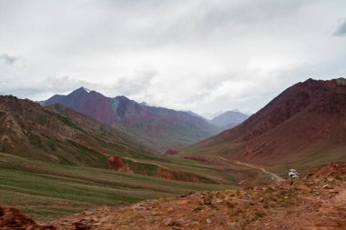 Pamir otoyolu. Marco Polo ipek yolu. Gorno Badakhsan ili, Tacikistan. Orta Asya Pamir Anayolu Kırgızistan 'dan Murghab' a Wakhan Vadisi 'nden Khorog' a oradan da Dushanbe 'ye gider..