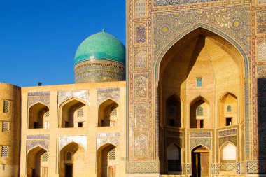 Mir-i Arap Madrassah, Po-i-Kalan mimari kompleksinin bir parçasıdır ve Özbekistan 'ın Buhara kentinin önemli simgesidir..