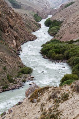 Panj Nehri (Amu Darya), Panj Nehri (Amu Darya) yakınlarındaki Wakhan Coridor 'da Pamir karayolunun yanında yer alır. Marco Polo ipek yolu. Gorno Badakhsan ili, Tacikistan, Orta Asya