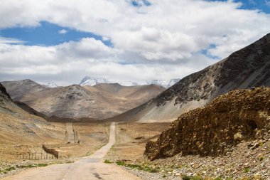 Pamir otoyolu. Marco Polo ipek yolu. Gorno Badakhsan ili, Tacikistan. Orta Asya Pamir Anayolu Kırgızistan 'dan Murghab' a Wakhan Vadisi 'nden Khorog' a oradan da Dushanbe 'ye gider..