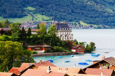 İsviçre, Interlaken yakınlarındaki Brienz Gölü 'nde eski bir malikane.