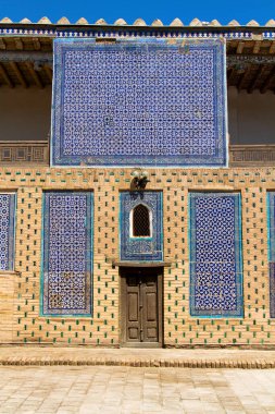 Khiva 'da geleneksel çiçek desenli kapı ve duvar. Özbekistan, Orta Asya
