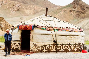 PAMIR, TAJIKISTAN - 24 Temmuz 2015: Tacik geleneksel yurdu, Pamir dağları, Tacikistan. Pamir karayolu ünlü bir ipek yolunun bir parçasıdır..