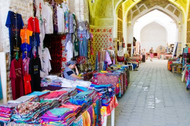 BÜKHARA, UZBEKISTAN - 10 Ağustos 2015 tarihinde Buhara, Özbekistan, Orta Asya 'da geleneksel eşarplar.