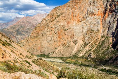 Fan Dağları 'ndaki tepe ve dağ manzarası. Pamir. Tacikistan. Orta Asya. İskander Kul Yolu.