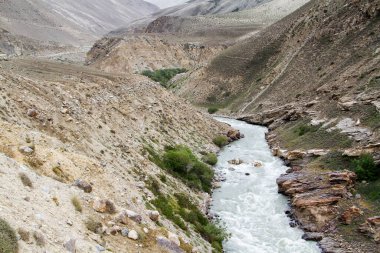 Panj Nehri (Amu Darya), Panj Nehri (Amu Darya) yakınlarındaki Wakhan Coridor 'da Pamir karayolunun yanında yer alır. Marco Polo ipek yolu. Gorno Badakhsan ili, Tacikistan, Orta Asya