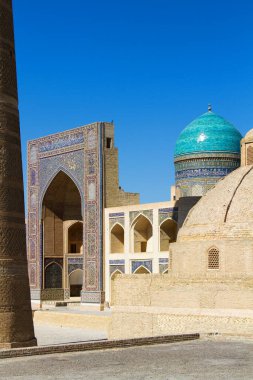BÜKHARA, UZBEKISTAN - 13 AĞUSTOS 2015: Po-i Kalan (kalyan) mimari kompleksi, Buhara, Özbekistan, Orta Asya 'nın ortaçağ ruhundan keyif almak için en önemli ve en iyi yer.