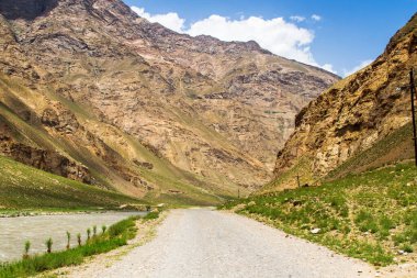 Panj nehrinin (Amu Darya) yanındaki Wakhan Coridor 'da Pamir otoyolu. Marco Polo ipek yolu. Gorno Badakhsan ili, Tacikistan, Orta Asya