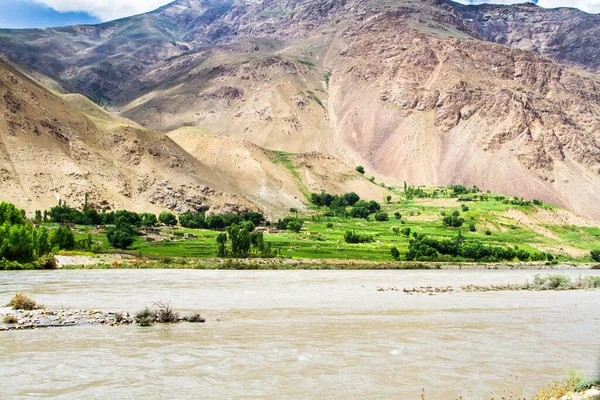Εθνική Οδός Pamir Στο Wakhan Coridor Δίπλα Στον Ποταμό Panj — Φωτογραφία Αρχείου