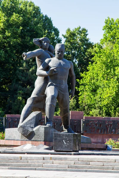 Tashkent Uzbekistan Серпня 2015 Статуя Присвячена Землетрусу 1966 Року Ташкенті — стокове фото