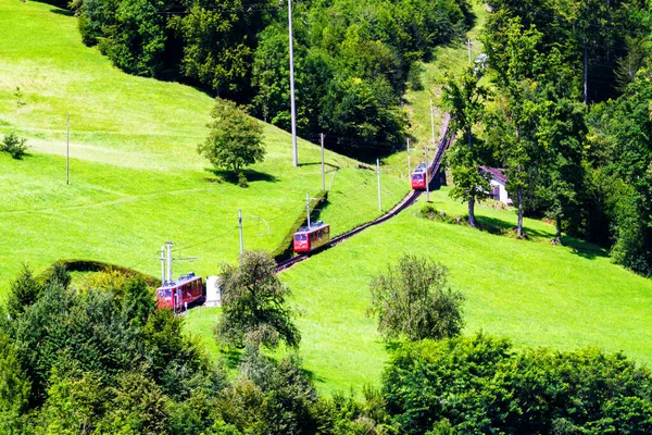 Tren Ferroviario Suizo Engranajes Alpinos Que Sube Montaña Pilatus Cerca —  Fotos de Stock