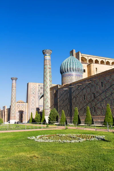 乌兹别克斯坦撒马尔罕Registan广场的Ulugh Beg Madrasah 撒马尔罕是古代丝绸之路上的一座城市 — 图库照片