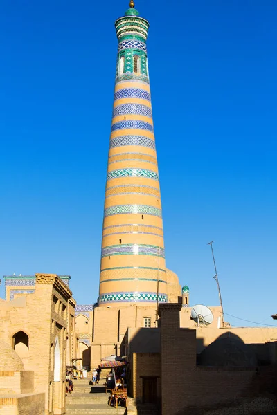 Cidade Velha Construída Tijolo Ochra Decorada Com Azulejos Coloridos Khiva — Fotografia de Stock