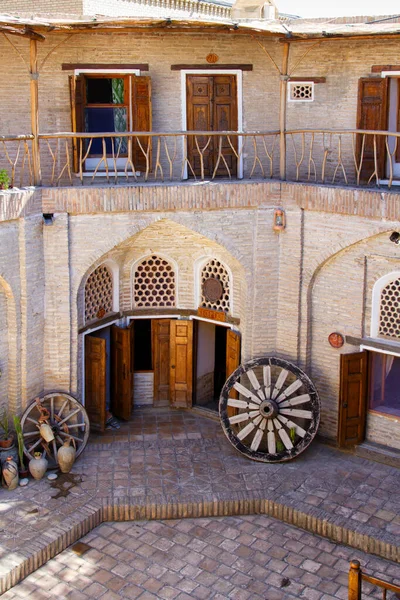 旧大篷车撒莱的阳台上装饰着传统风格的丝绸地毯 布哈拉 乌兹别克斯坦 布哈拉是古代丝绸之路上的一座城市 — 图库照片