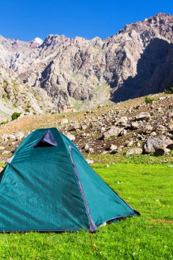 Fan Dağları, Tacikistan, Orta Asya 'da yalnız bir çadır.