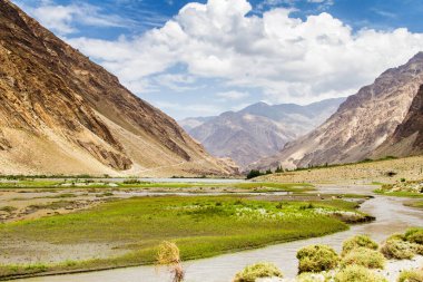 Panj nehrinin (Amu Darya) yanındaki Wakhan Coridor 'da Pamir otoyolu. Marco Polo ipek yolu. Gorno Badakhsan ili, Tacikistan, Orta Asya