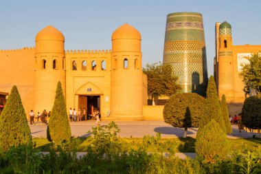 Batı kapısı (Ata Darvoza) antik Itchan Kala kasabasına. Khiva, Özbekistan, Orta Asya.