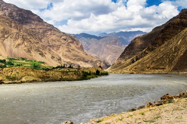 Panj nehrinin (Amu Darya) yanındaki Wakhan Coridor 'da Pamir otoyolu. Marco Polo ipek yolu. Gorno Badakhsan ili, Tacikistan, Orta Asya