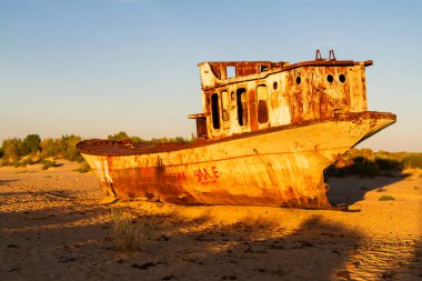 MOYNAK, UZBEKISTAN - 16 Ağustos 2015: Moynaq, Muynak veya Moynoq - Aral denizi veya Aral gölü - Özbekistan, Orta Asya.