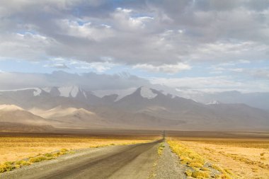Pamir otoyolu. Marco Polo ipek yolu. Gorno Badakhsan ili, Tacikistan. Orta Asya Pamir Anayolu Kırgızistan 'dan Murghab' a Wakhan Vadisi 'nden Khorog' a oradan da Dushanbe 'ye gider..