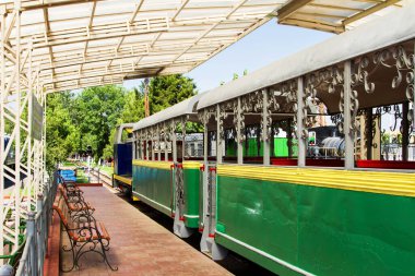 Taşkent mezarı, Özbekistan, Orta Asya 'daki eski tren vagonu.