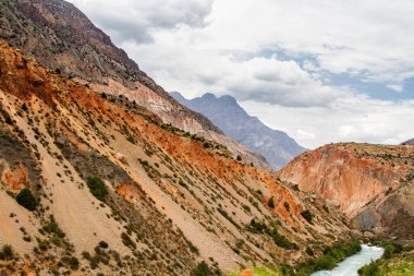 Fan Dağları 'ndaki tepe manzarası. Pamir. Tacikistan. Orta Asya.