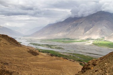Wakhan Coridor. Marco Polo ipek yolunda Pamir otoyolunun yanında Panj Nehri (Amu Darya) tarafından bölündü. Gorno Badakhsan ili, Tacikistan, Orta Asya