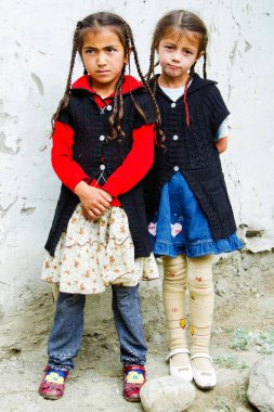 BOLONKUL, TAJIKISTAN - 2 Temmuz 2015: Bolonkul köyü, Pamir, Tacikistan 'daki çocuklar Bolonkul Tacikistan' ın en soğuk yerlerinden biri ve yaşayanlar için zor yaşam koşullarına sahip..