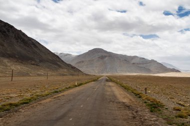 Pamir otoyolu. Marco Polo ipek yolu. Gorno Badakhsan ili, Tacikistan. Orta Asya Pamir Anayolu Kırgızistan 'dan Murghab' a Wakhan Vadisi 'nden Khorog' a oradan da Dushanbe 'ye gider..