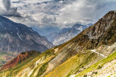 Fan Dağları 'ndaki tepe manzarası. Pamir. Tacikistan. Orta Asya.