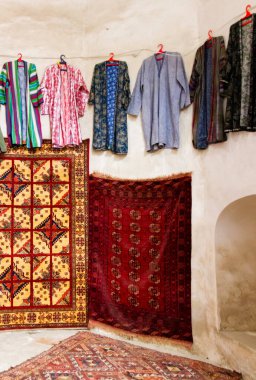 Eski atölyede geleneksel düğümlü Özbek halıları, işlemeli masa örtüleri ve yatak örtüleri üretiliyor. Buhara (ipek yoldaki şehir), Özbekistan, Orta Asya.