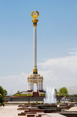 Dushanbe, Orta Asya 'da Tacikistan amblemi taşıyan Stele. Stella beyaz mermerden yapılmış, beş metrelik altın yapraklı bir palto.